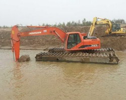 水上挖掘机进行河床施工中